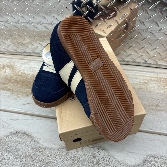 BNIB dunnit suedes navy blue/beige, sizes 5-10US womens - Picture 4 of 7
